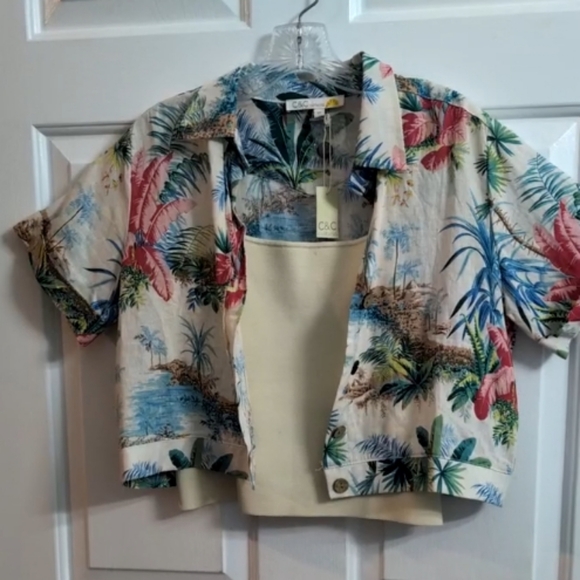 C&C California Short Sleeve Button Up Collared Tropical Cropped Shirt XS - Picture 3 of 12